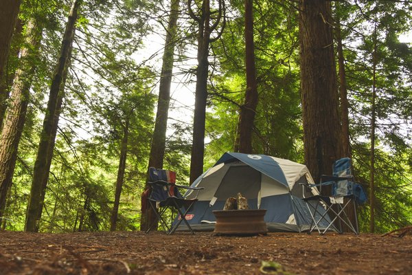 Quels sont les conseils pour le camping en forêt tropicale pendant la saison des pluies ?